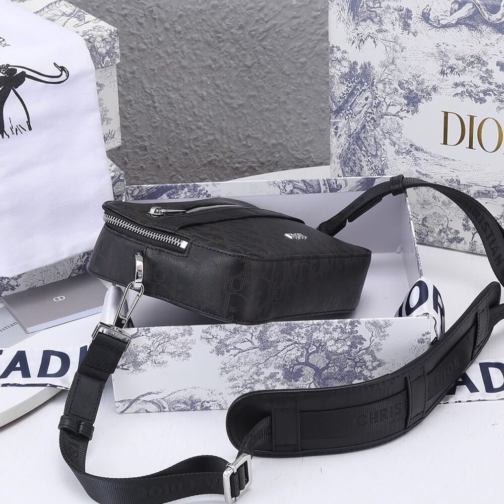 D10r safari messenger bag