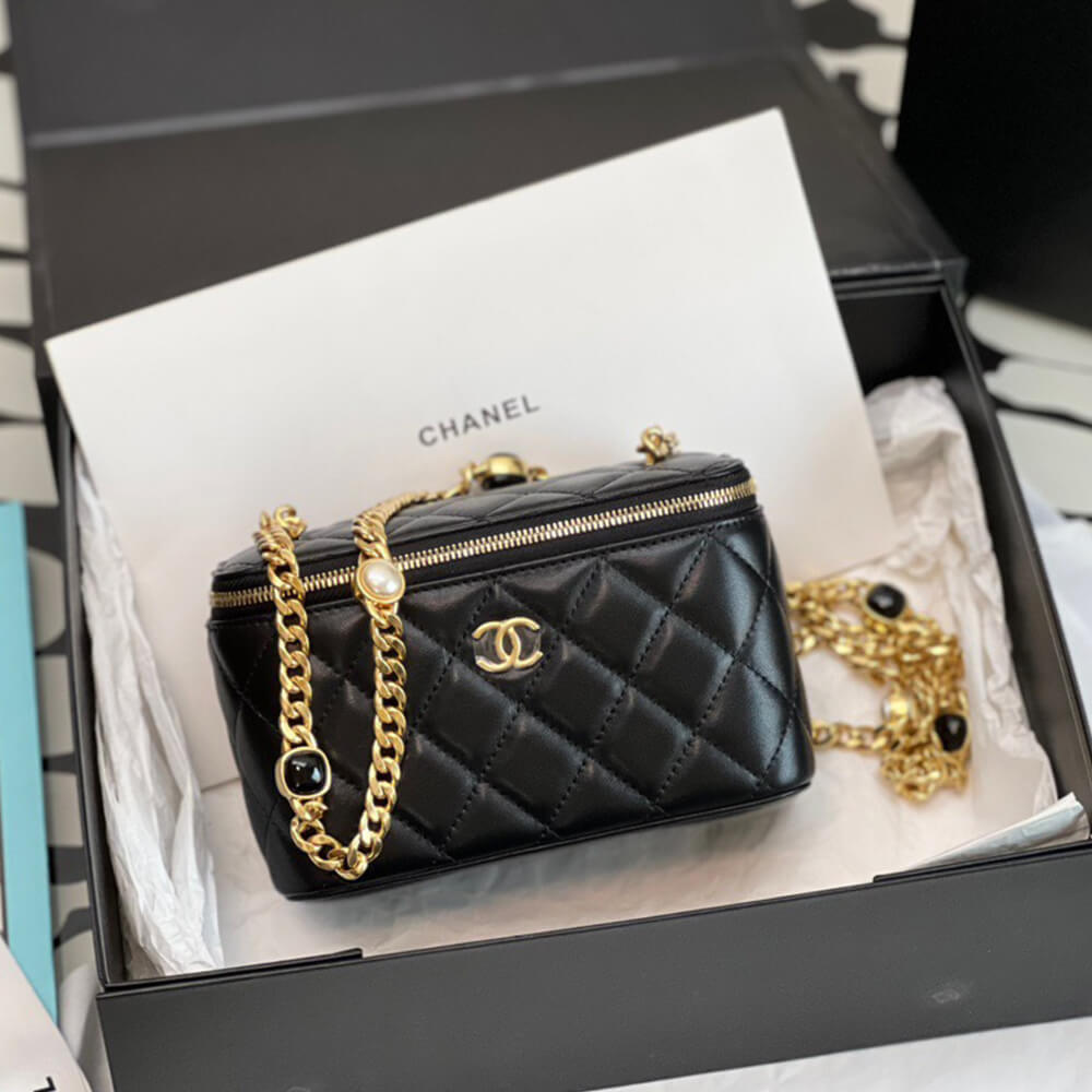 Ch**el vanity with chain