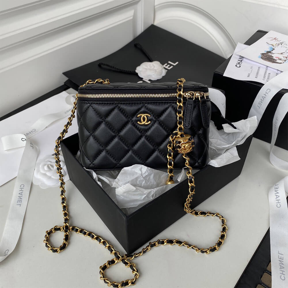 Ch**el vanity with chain