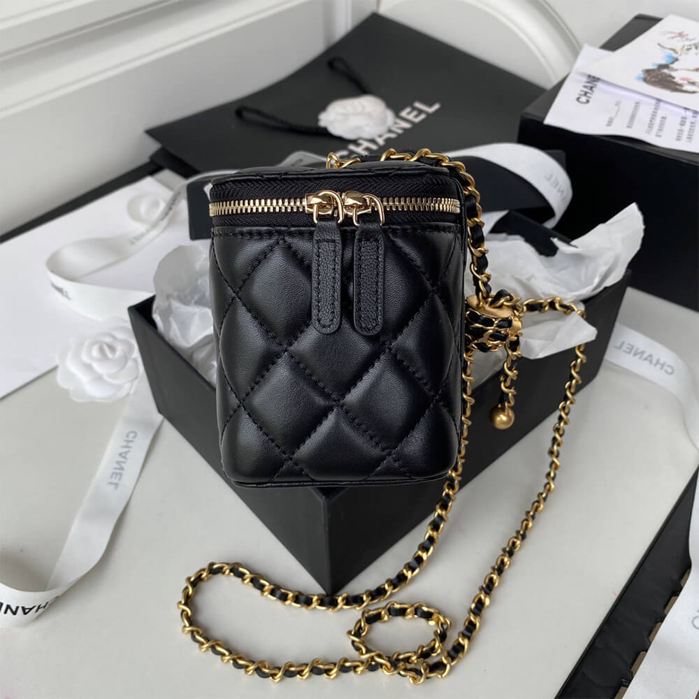 Ch**el vanity with chain