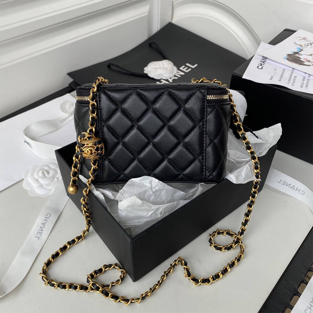 Ch**el vanity with chain