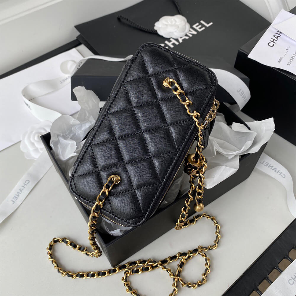 Ch**el vanity with chain