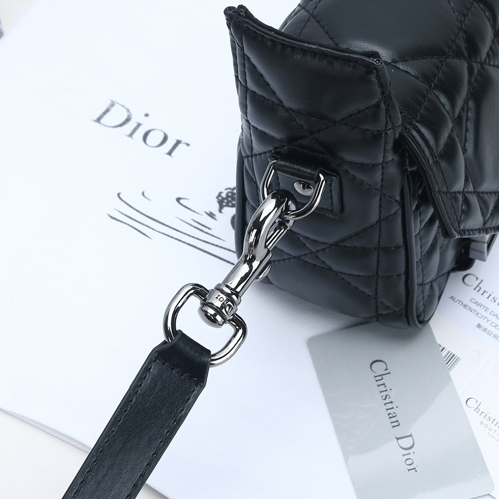 small D10rcamp bag