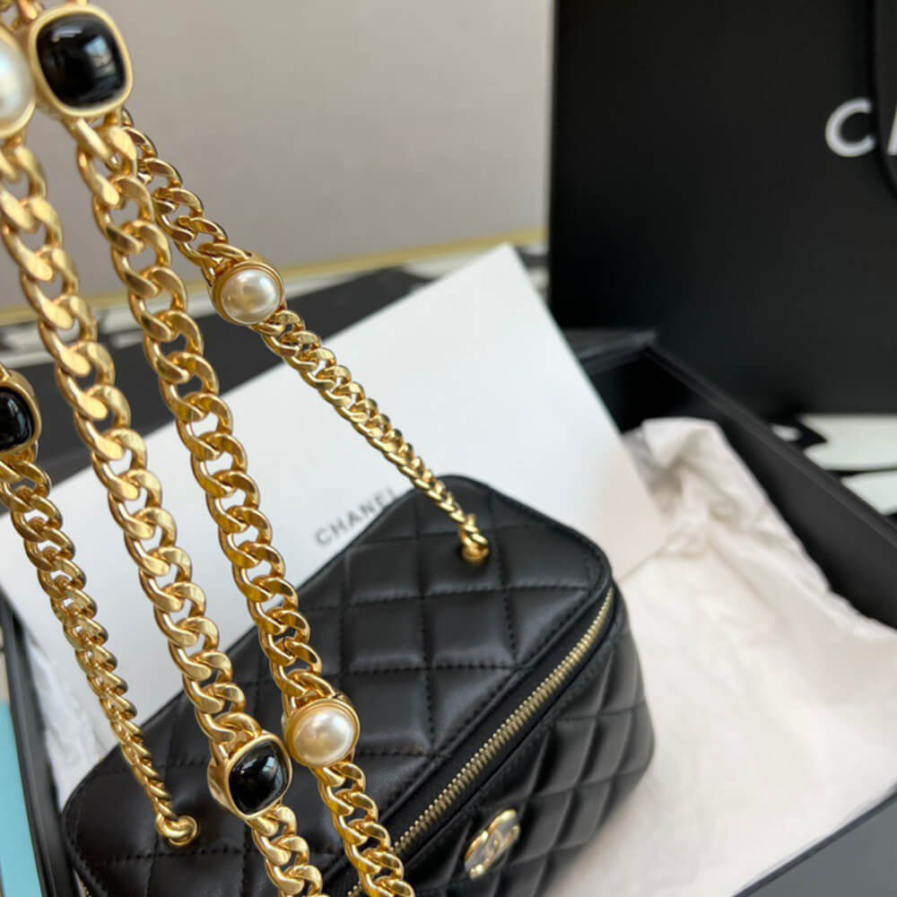Ch**el vanity with chain