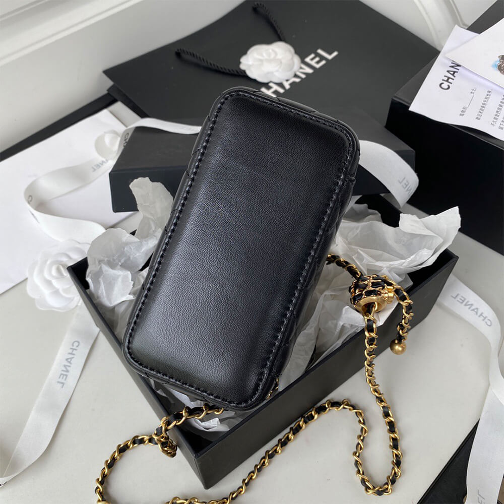 Ch**el vanity with chain