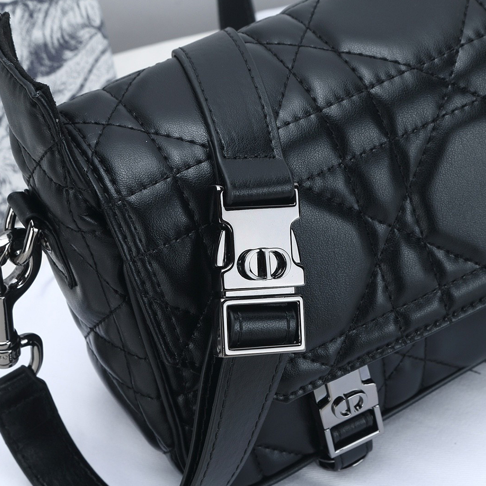 small D10rcamp bag