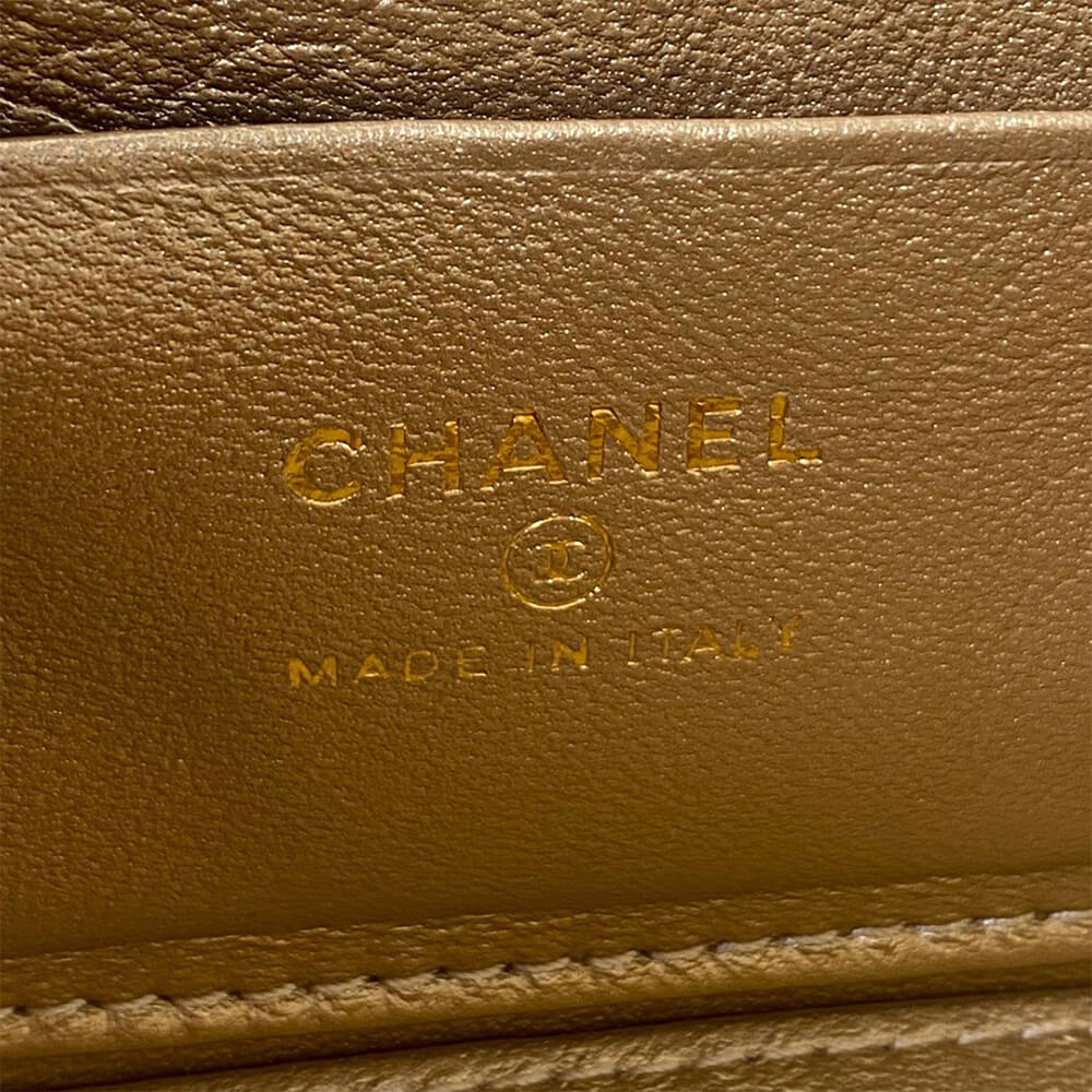 Ch**el vanity with chain