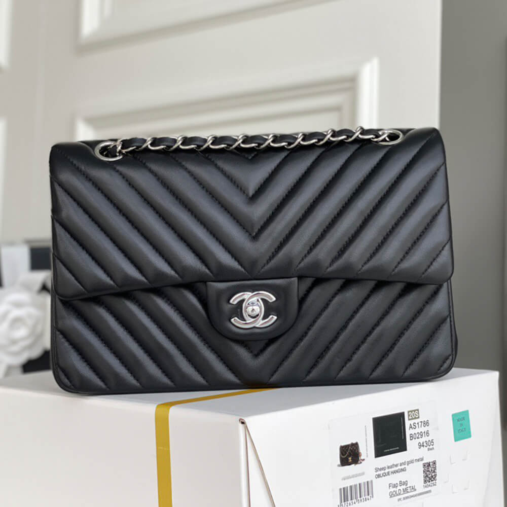 Ch**el classic chevron medium flap