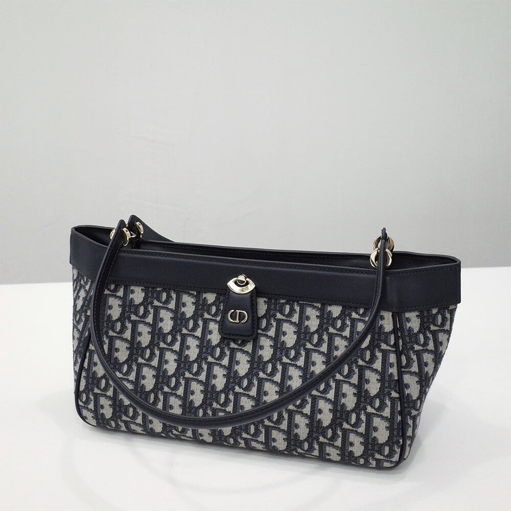 medium D10r key bag