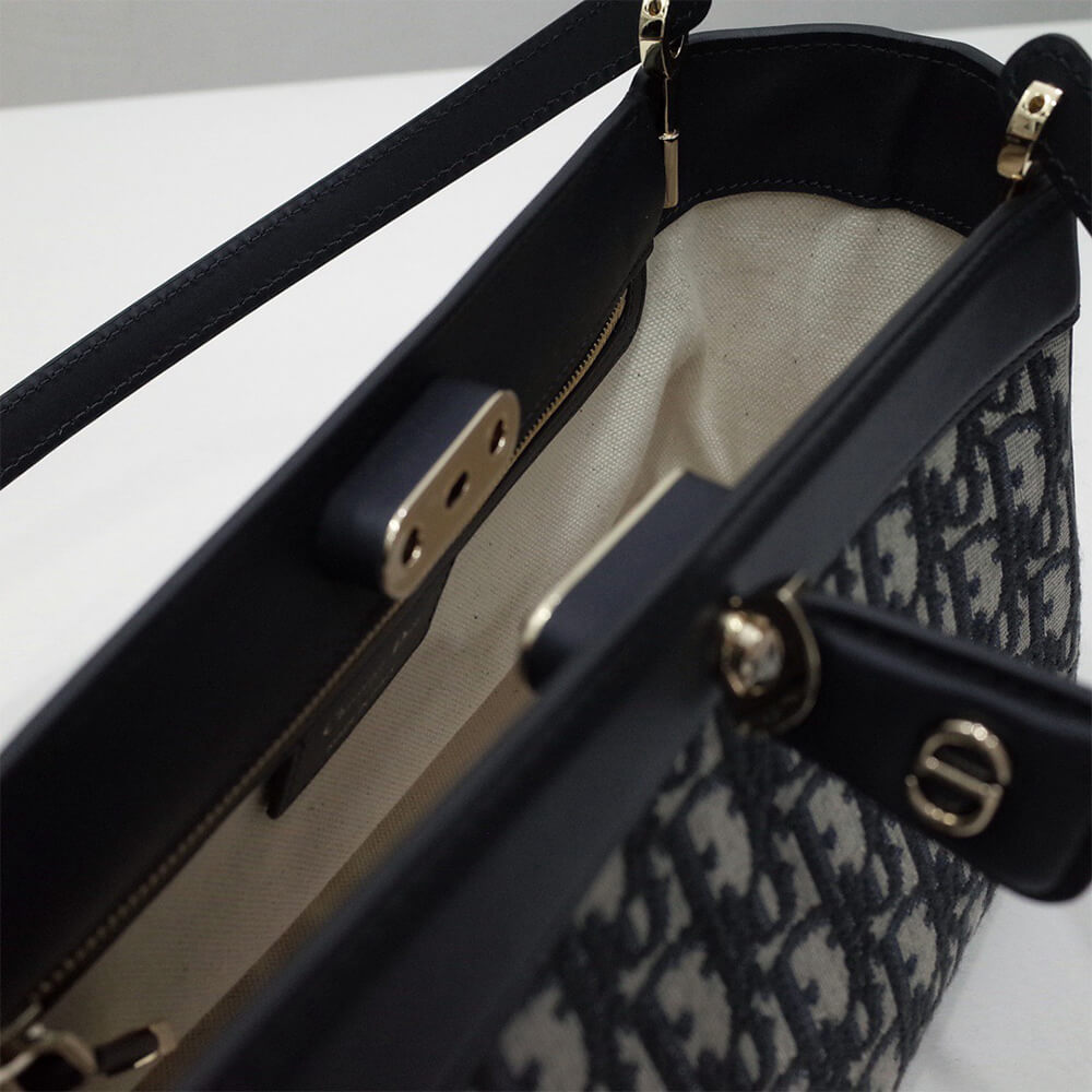 medium D10r key bag