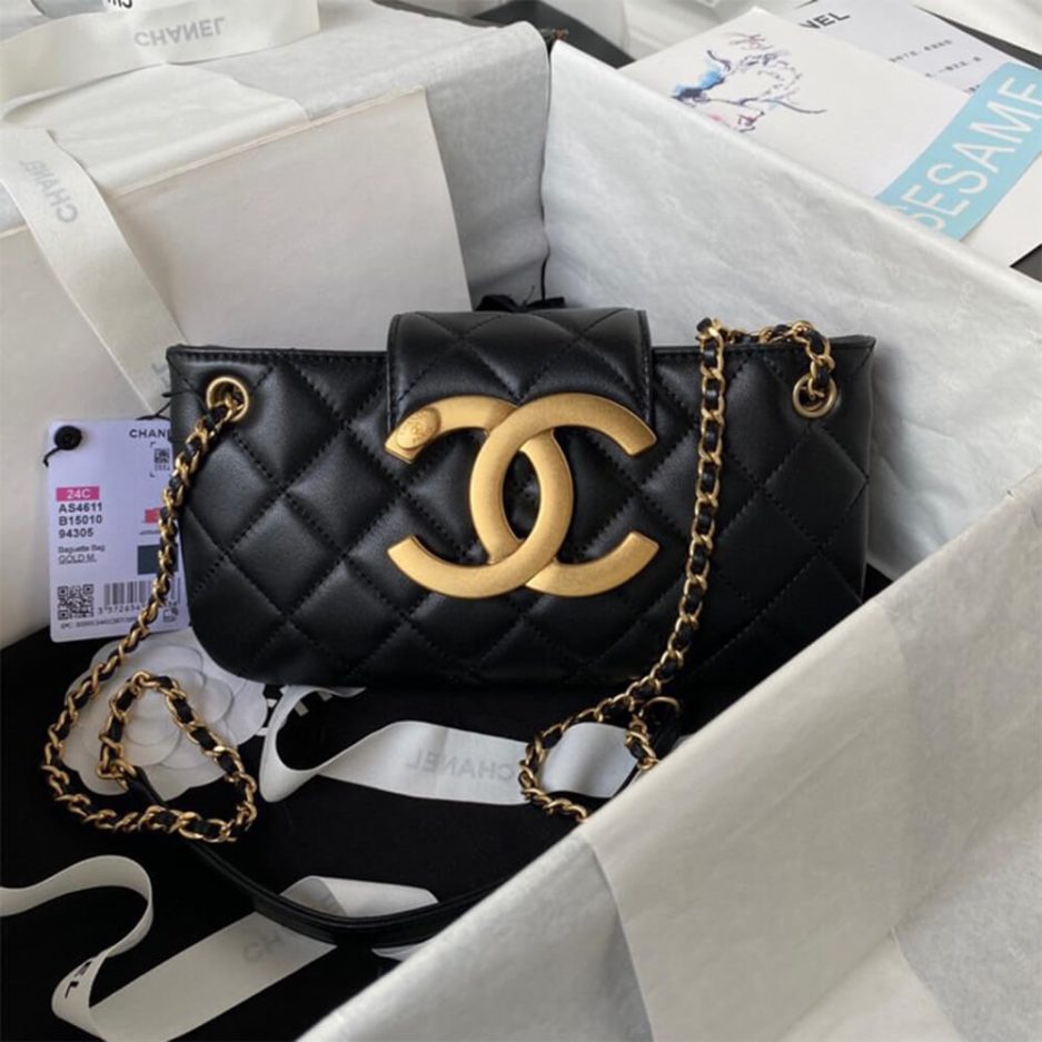 Ch**el baguette bag
