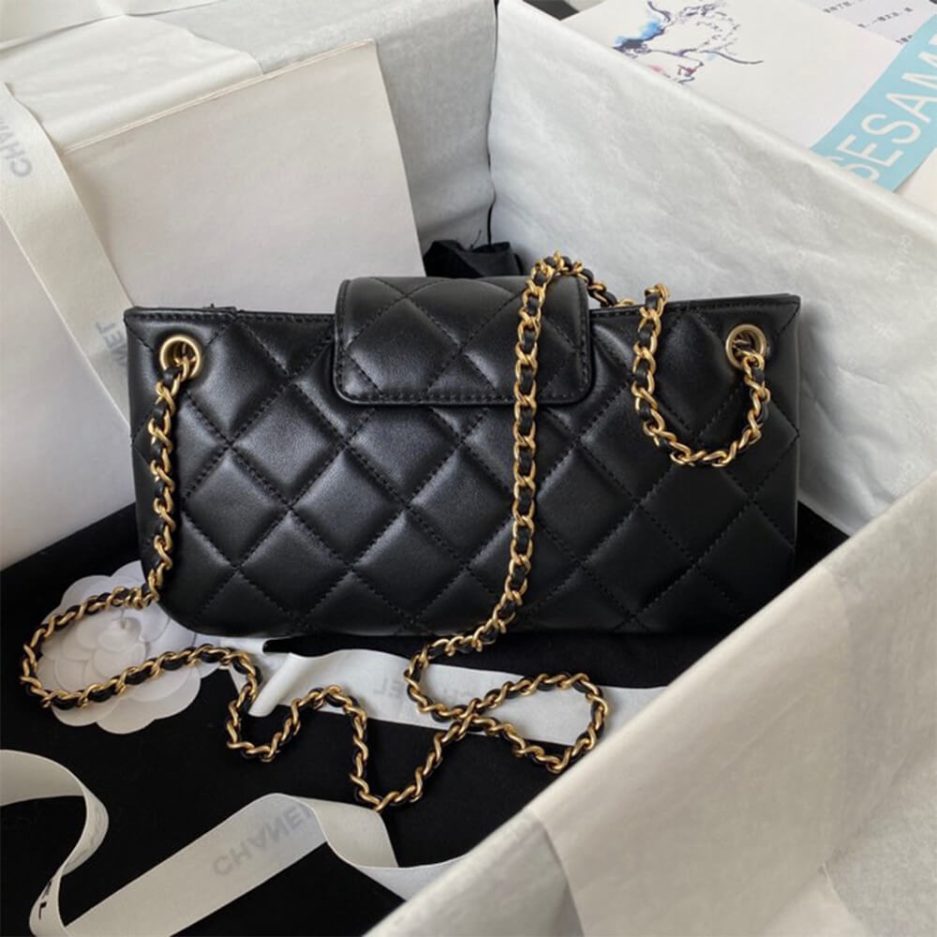 Ch**el baguette bag