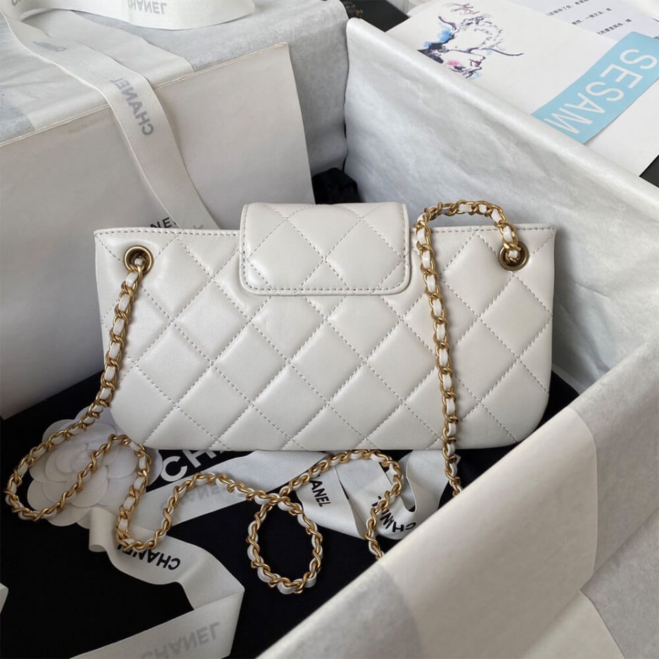 Ch**el baguette bag
