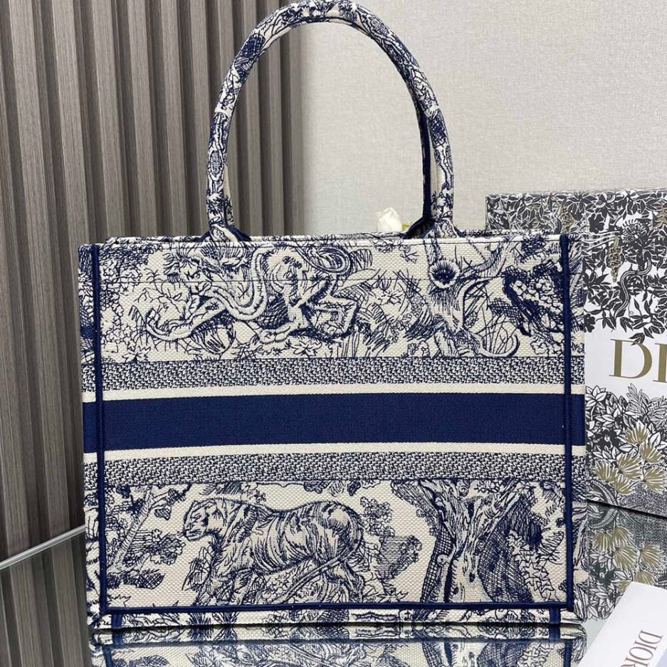 D10r medium D10r book tote