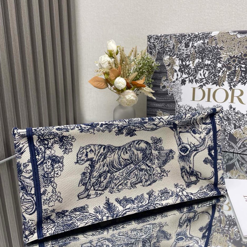D10r medium D10r book tote