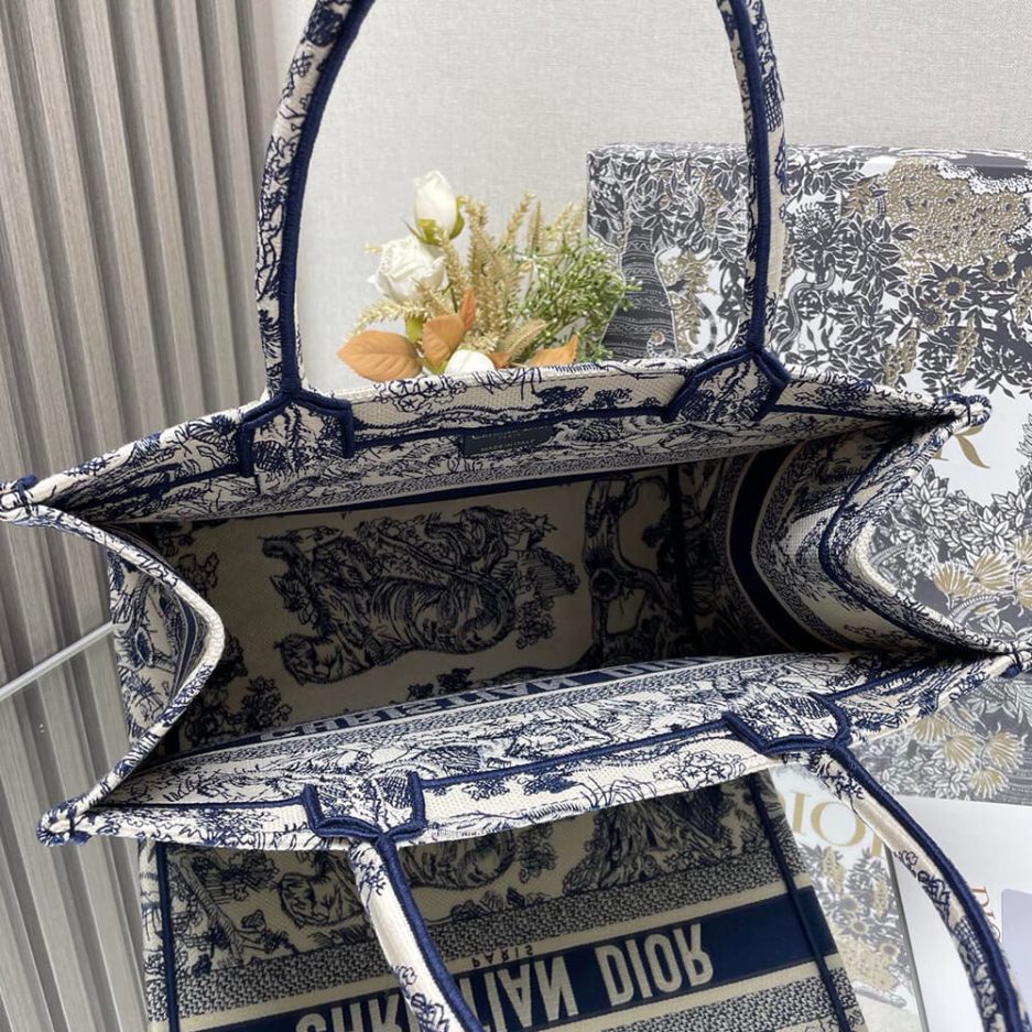D10r medium D10r book tote