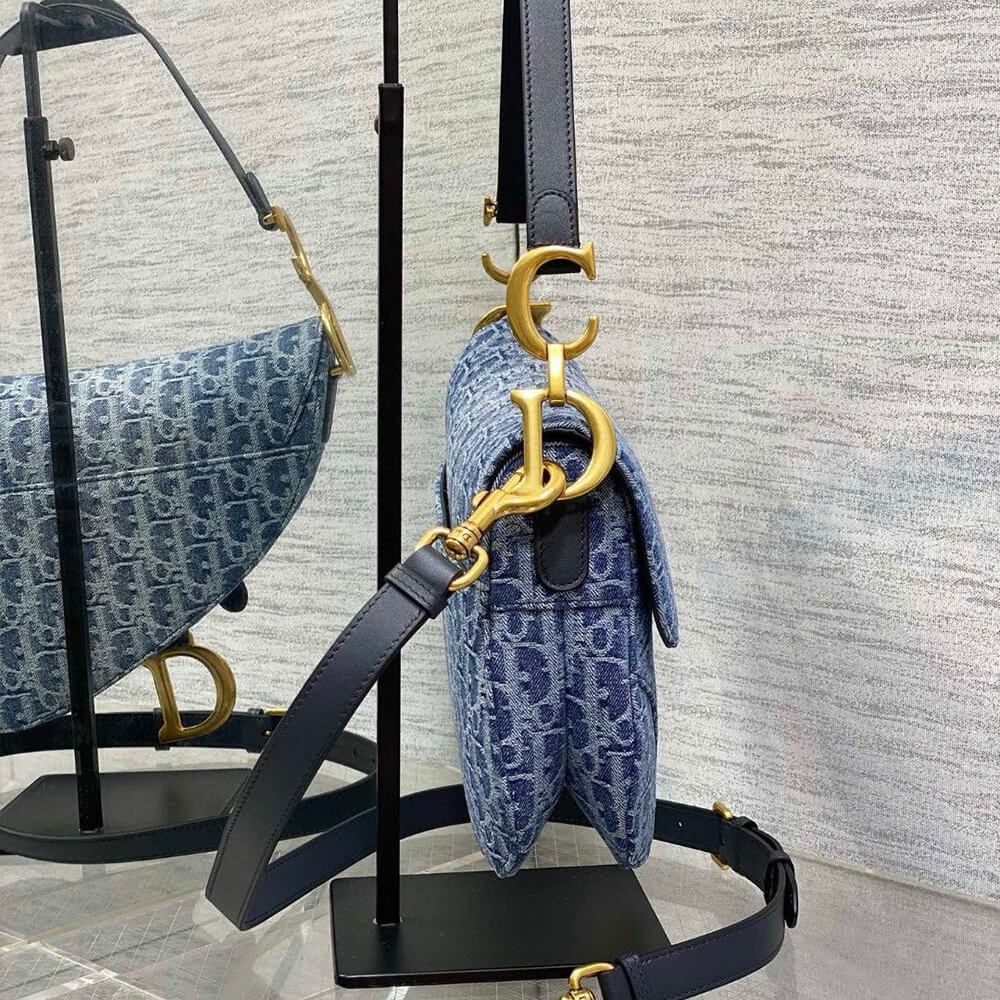 D10r saddle bag with strap