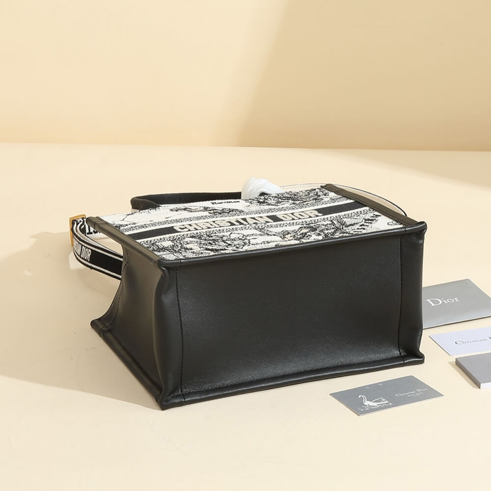 small D10r book tote