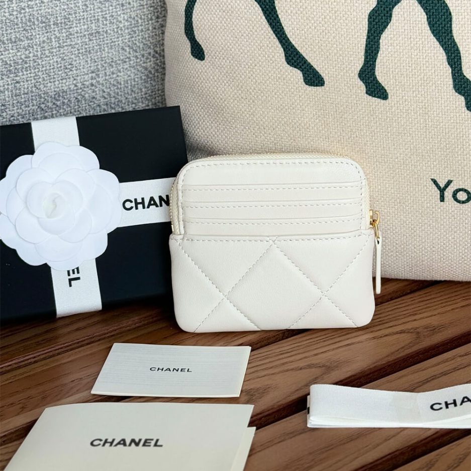 Ch**el 19 zipped coin purse