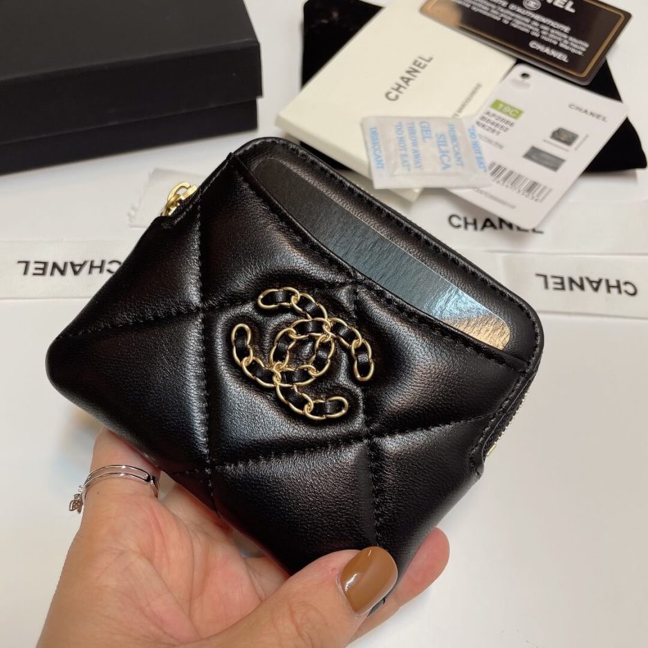 Ch**el 19 zipper coin wallet