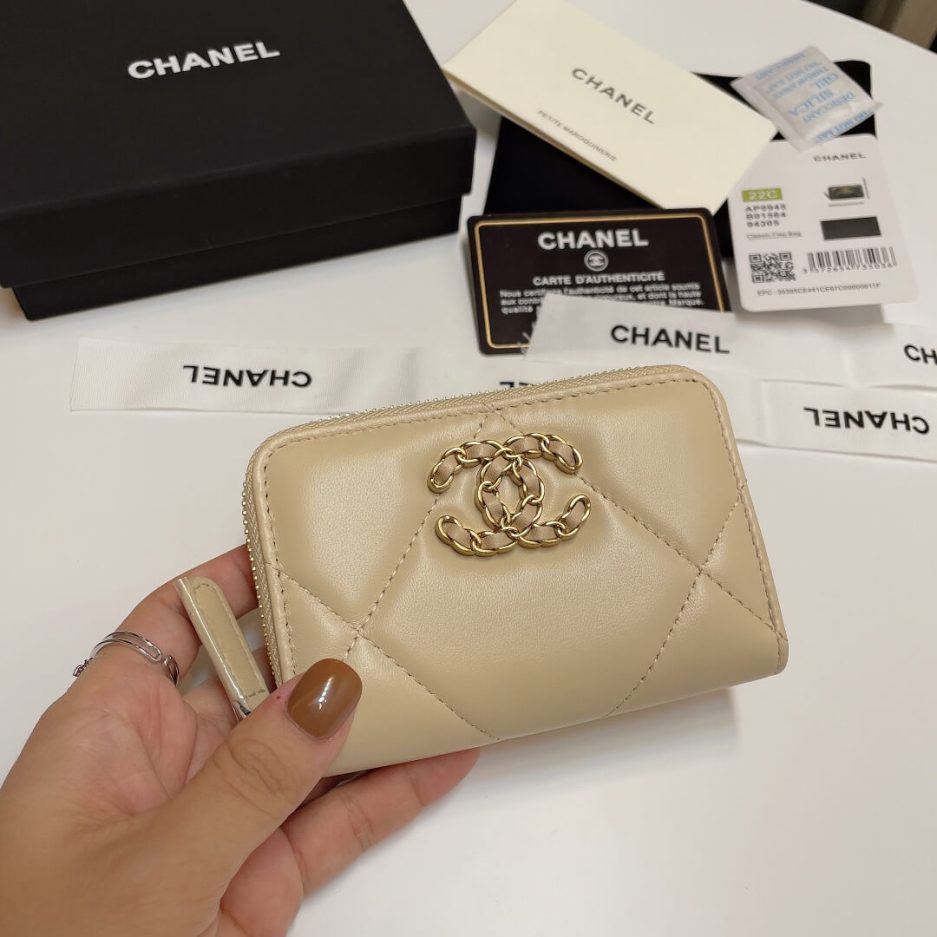 Ch**el zipper wallet