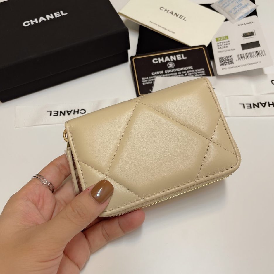 Ch**el zipper wallet